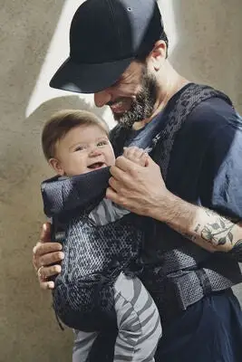 BabyBjörn Move Bæresele 3D Mesh, Antracit Leopard 3 BabyBjörn Move Bæresele 3D Mesh, Antracit Leopard - Bilde 3