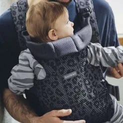 BabyBjörn Move Bæresele 3D Mesh, Antracit Leopard 9 BabyBjörn Move Bæresele 3D Mesh, Antracit Leopard -jollyroom Salgsbutikk 099078 1242 3b
