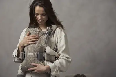 BabyBjörn One Air Bæresele 3D Mesh, Grey Beige 3 BabyBjörn One Air Bæresele 3D Mesh, Grey Beige - Bilde 3