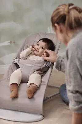 BabyBjörn Bliss Vippestol Bomull Bladmønstret Quilt, Sandgrå 3 BabyBjörn Bliss Vippestol Bomull Bladmønstret Quilt, Sandgrå - Bilde 3