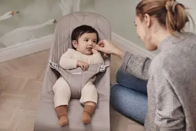 BabyBjörn Bliss Vippestol Bomull Bladmønstret Quilt, Sandgrå 4 BabyBjörn Bliss Vippestol Bomull Bladmønstret Quilt, Sandgrå - Bilde 4