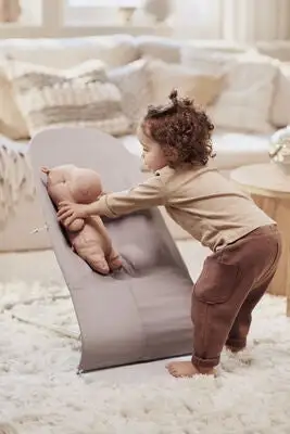 BabyBjörn Bliss Vippestol Bomull Bladmønstret Quilt, Sandgrå 8 BabyBjörn Bliss Vippestol Bomull Bladmønstret Quilt, Sandgrå - Bilde 8