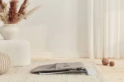 BabyBjörn Bliss Vippestol Bomull Bladmønstret Quilt, Sandgrå 7 BabyBjörn Bliss Vippestol Bomull Bladmønstret Quilt, Sandgrå - Bilde 7