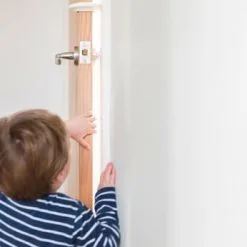 Safe & Care Klemsikring For Dører Inkl. Holder 5 Safe & Care Klemsikring For Dører Inkl. Holder -jollyroom Salgsbutikk SC806 01 1301 3b