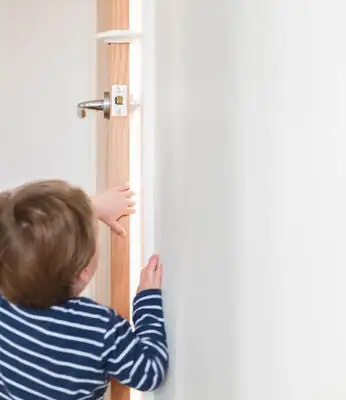 Safe & Care Klemsikring For Dører Inkl. Holder 3 Safe & Care Klemsikring For Dører Inkl. Holder - Bilde 3